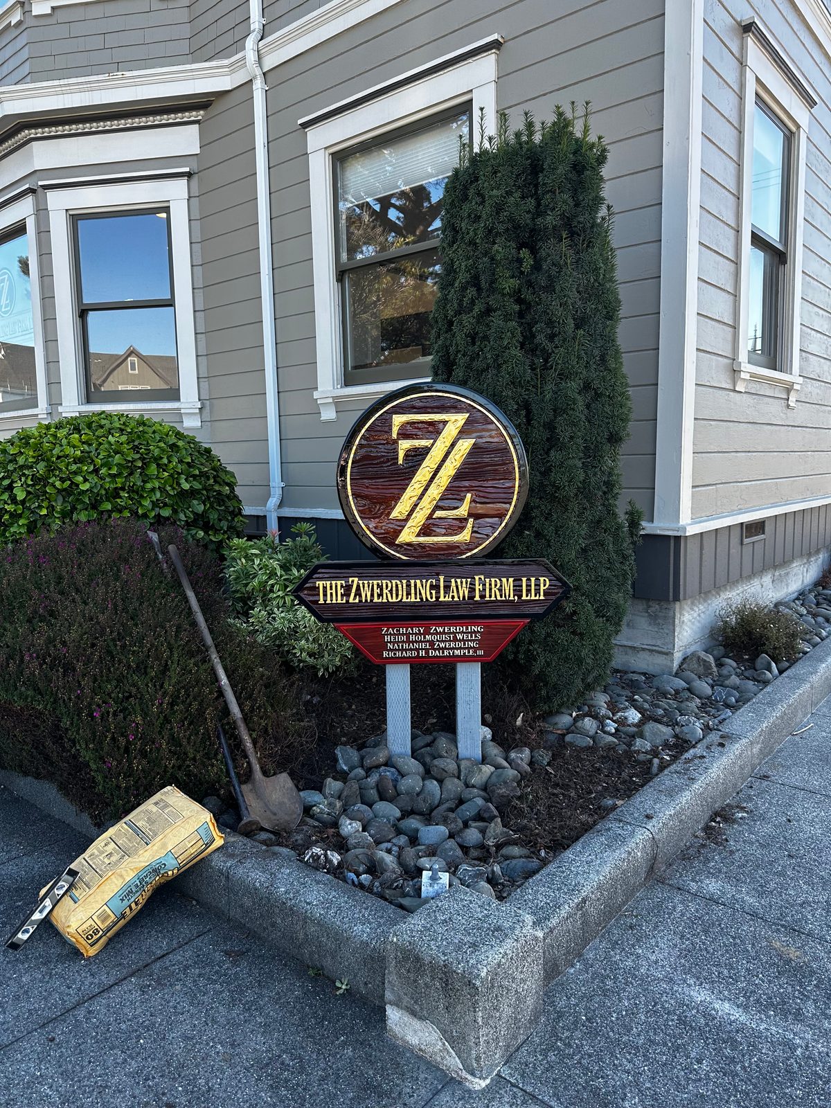 Monument sign with a gold medallion for The Zwerdling Law Firm